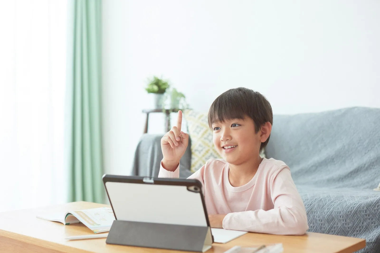 オンライン英会話を受けている子ども