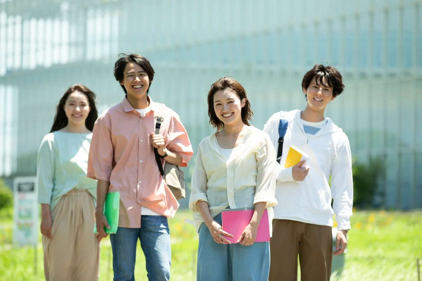 工作をしている女の子