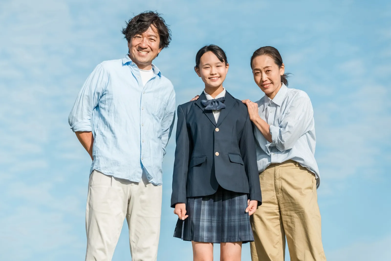 笑顔で笑っている親子