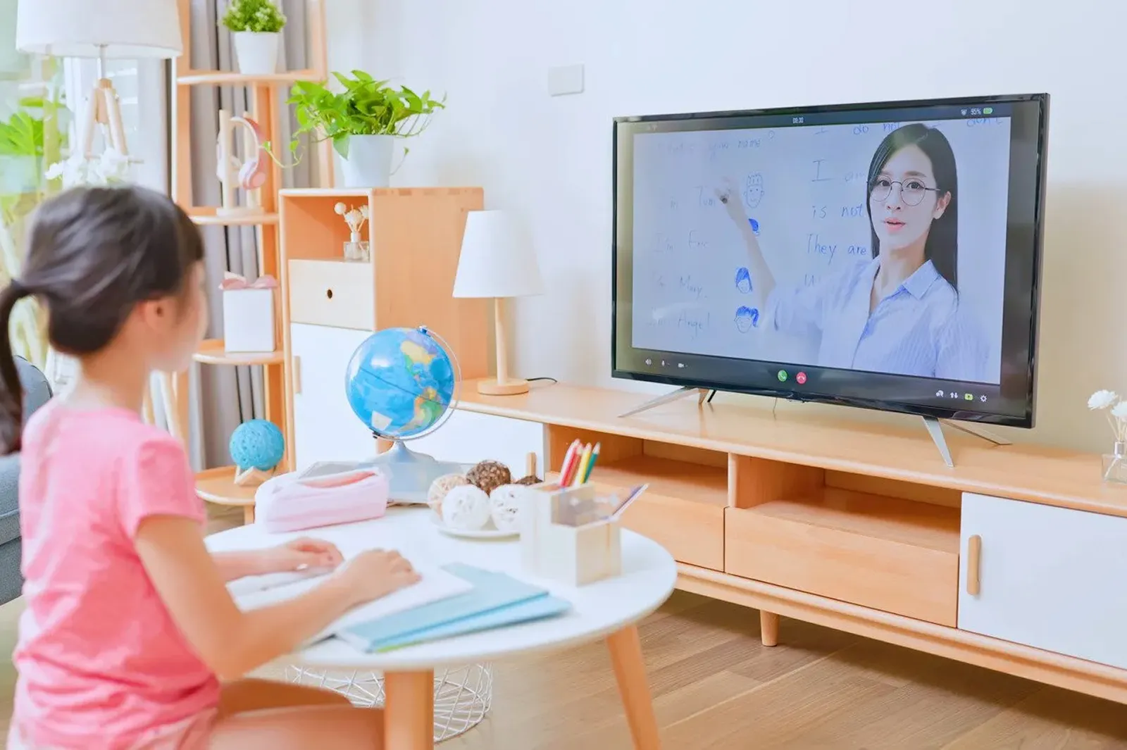 オンライン英会話を受けている女の子